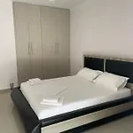 Xhulio Apartamento *