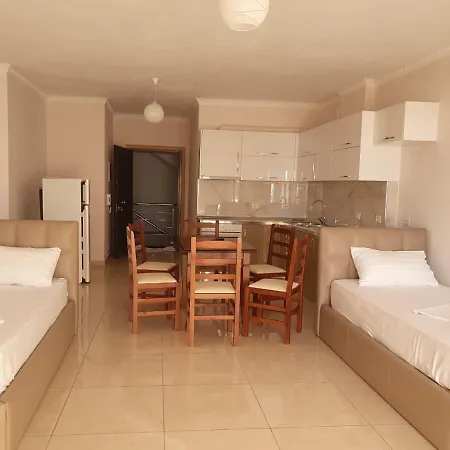 Xhulio Apartamento *