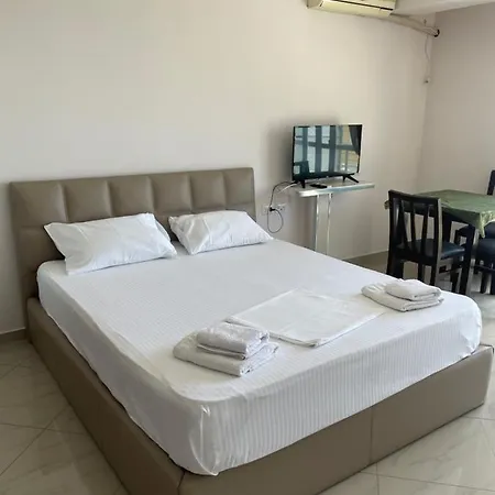 Xhulio アパート