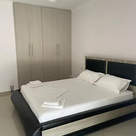 Xhulio Apartamento *