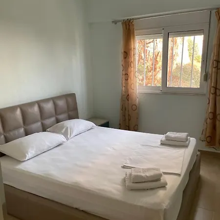Xhulio Appartement *