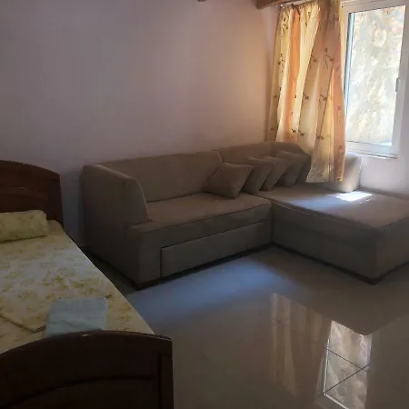 Xhulio Appartement *