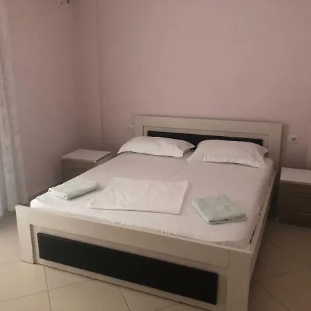 Xhulio * Sarandë