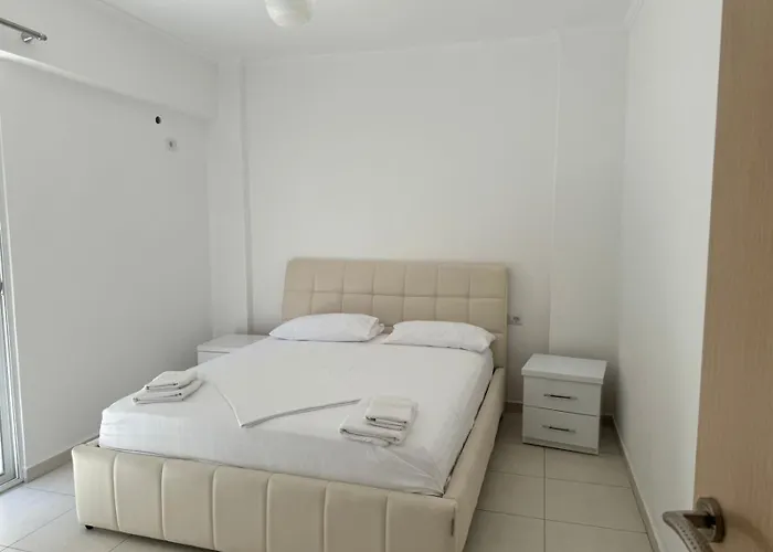 Xhulio Apartament *